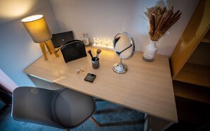 Apartment | 2 bedrooms, iron/ironing board, free WiFi, bed sheets - Charming 2-bed Apartment in Windsor - Free Parking (Windsor)