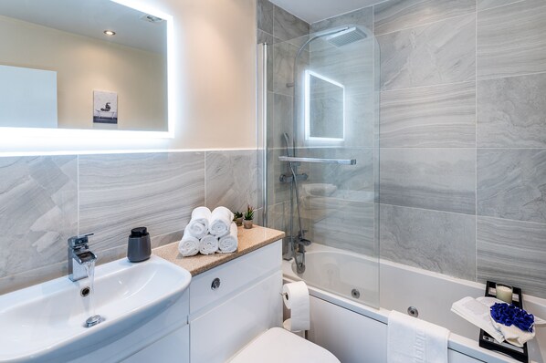 Departamento | Baño | Tina profunda, secadora de cabello, toallas 