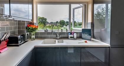 Charming 2-bed Apartment in Windsor - Free Parking