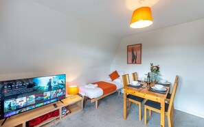 Apartment | 2 bedrooms, iron/ironing board, free WiFi, bed sheets - Charming 2-bed Apartment in Windsor - Free Parking (Windsor)