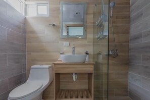 Regadera, toallas, jabón, papel de baño 