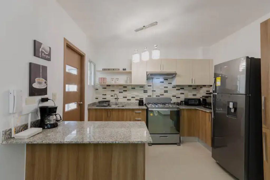 Refrigerador, microondas, horno y parrilla de estufa 