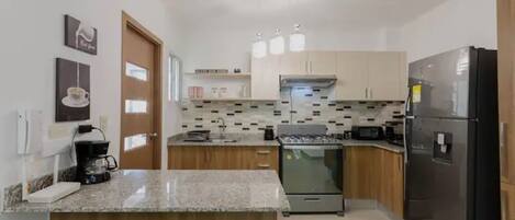 Kühlschrank, Mikrowelle, Ofen, Herdplatte