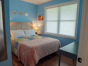 3 bedrooms, desk, iron/ironing board, free WiFi - Apple Blossom Retreat mins to AVL & Cove, Mt. View (Asheville)