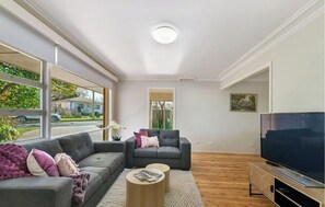 TV, fireplace, offices - Collwood Cottage - 2 Storey Family Home (Orange)