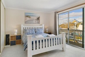 4 habitaciones, escritorio y tabla de planchar con plancha