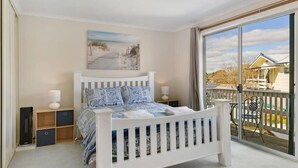 4 bedrooms, desk, iron/ironing board, travel crib - Collwood Cottage. Four Beds + Fireplace. Orange. (Orange)