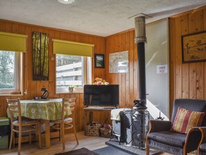 Een televisie en een open haard