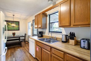 Køleskab, mikrobølgeovn, ovn, kogeplade