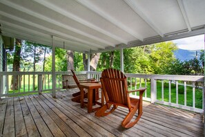 Property grounds - Cozy Rancher w/ Covered Porch, Creekside Charm & Private Hot Tub (Sevierville)