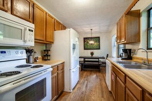 Køleskab, mikrobølgeovn, ovn, kogeplade