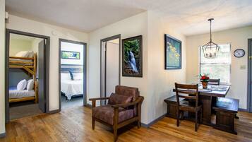 3 bedrooms, desk, iron/ironing board, free WiFi