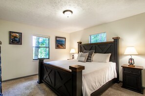 3 bedrooms, desk, iron/ironing board, free WiFi - Cozy Rancher w/ Covered Porch, Creekside Charm & Private Hot Tub (Sevierville)