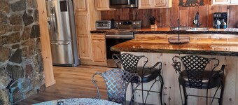 Cozy & Spacious Lake George "Lazy Bear Lodge II"
