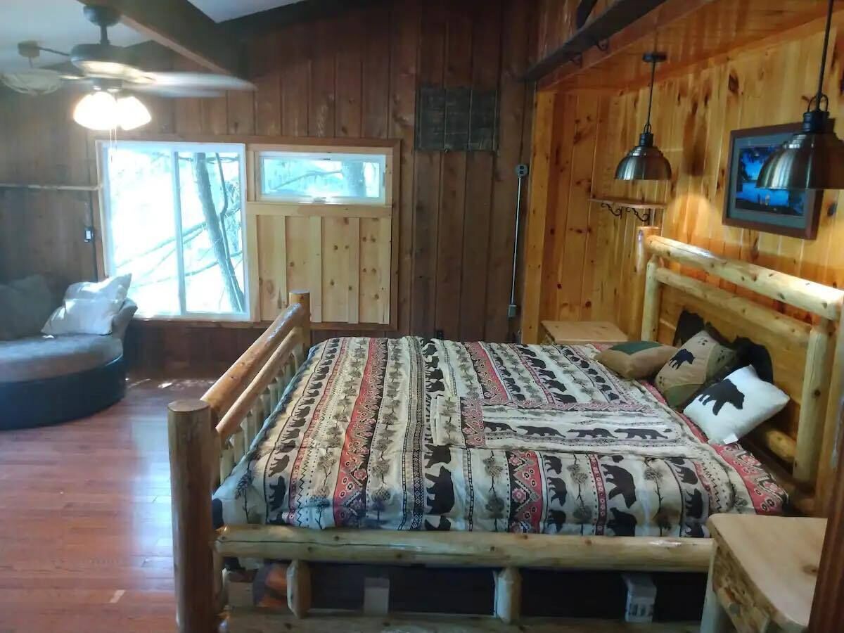 Cozy & Spacious Lake George "Lazy Bear Lodge II"