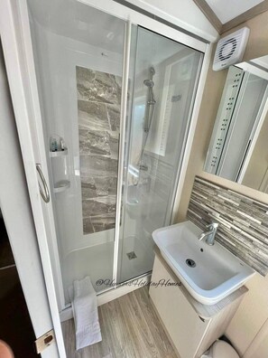 Shower - Windermere View Lodge - White Cross Bay Holiday Park (Troutbeck Bridge)