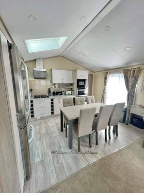 Fridge, microwave, oven, dishwasher - Windermere View Lodge - White Cross Bay Holiday Park (Troutbeck Bridge)