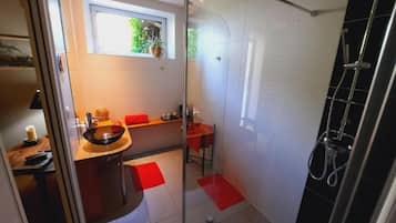 Tartan | Bathroom | Shower, rainfall showerhead, hair dryer, towels