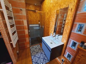 Hedgehog | Bathroom | Shower, rainfall showerhead, hair dryer, towels - STUART LODGE (Oizon)