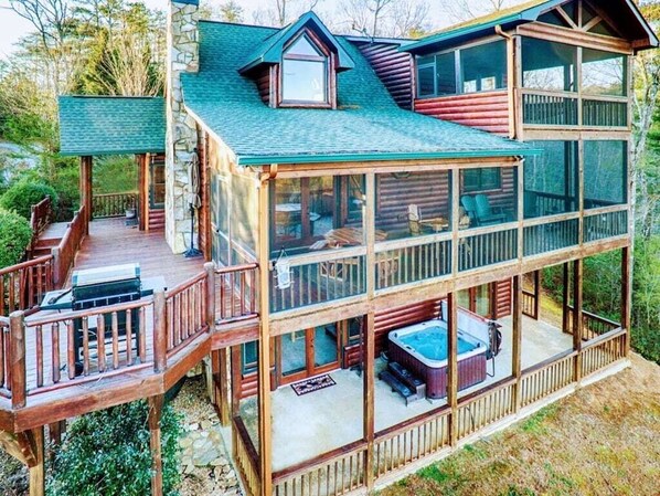Exterior - Sonrise Retreat Beautiful 3 Bedroom 3 Bath plus a loft Sleeps 10... BOOK NOW! (Blue Ridge)