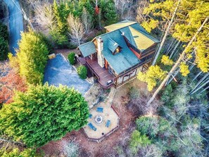 A two-story cabin with a deck, surrounded by dense forest. - ⭐️Luxury Cabin⭐️Minutes to DWTN Blue Ridge~All Paved (Blue Ridge)