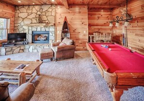 Games room - ⭐️Luxury Cabin⭐️Minutes to DWTN Blue Ridge~All Paved (Blue Ridge)