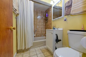 Duschwanne, Haartrockner, Handtücher, Toilettenpapier