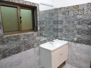 Deluxe Double Room | Bathroom | Shower, towels