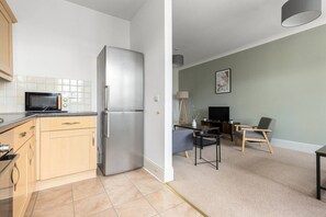 Geladeira, micro-ondas, fogão, cooktop