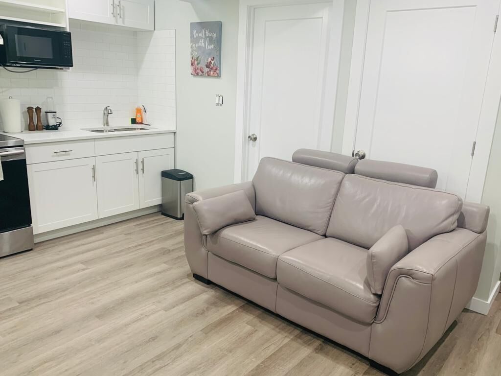 Modern 2 bedroom suite Close to Airport in Harbour Landing