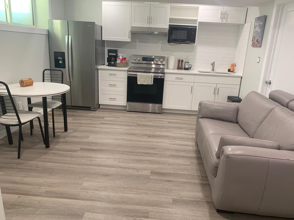 Modern 2 bedroom suite Close to Airport in Harbour Landing