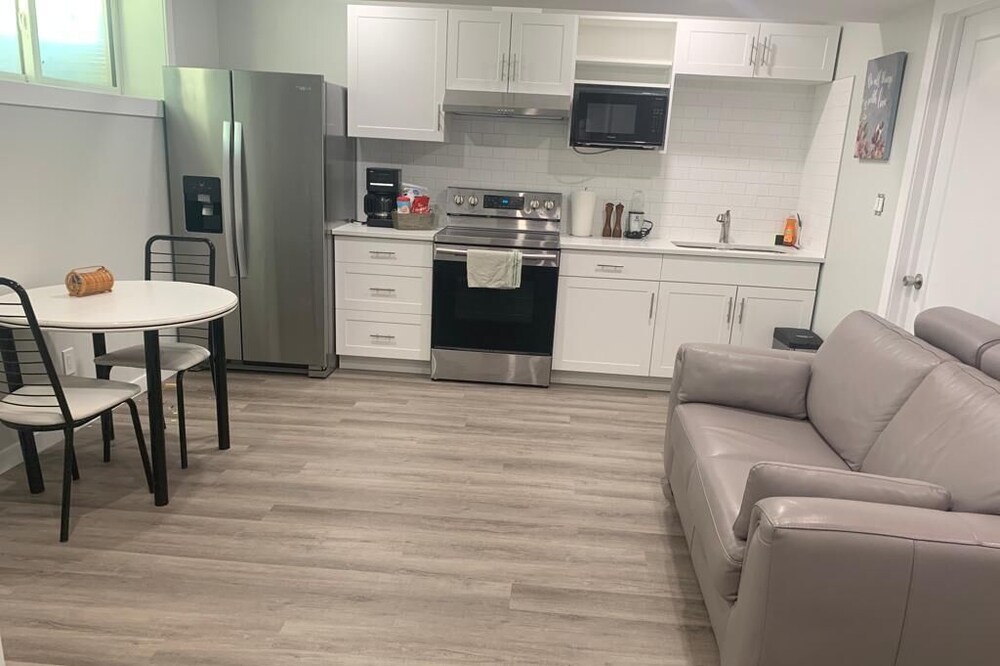 Modern 2 bedroom suite Close to Airport in Harbour Landing