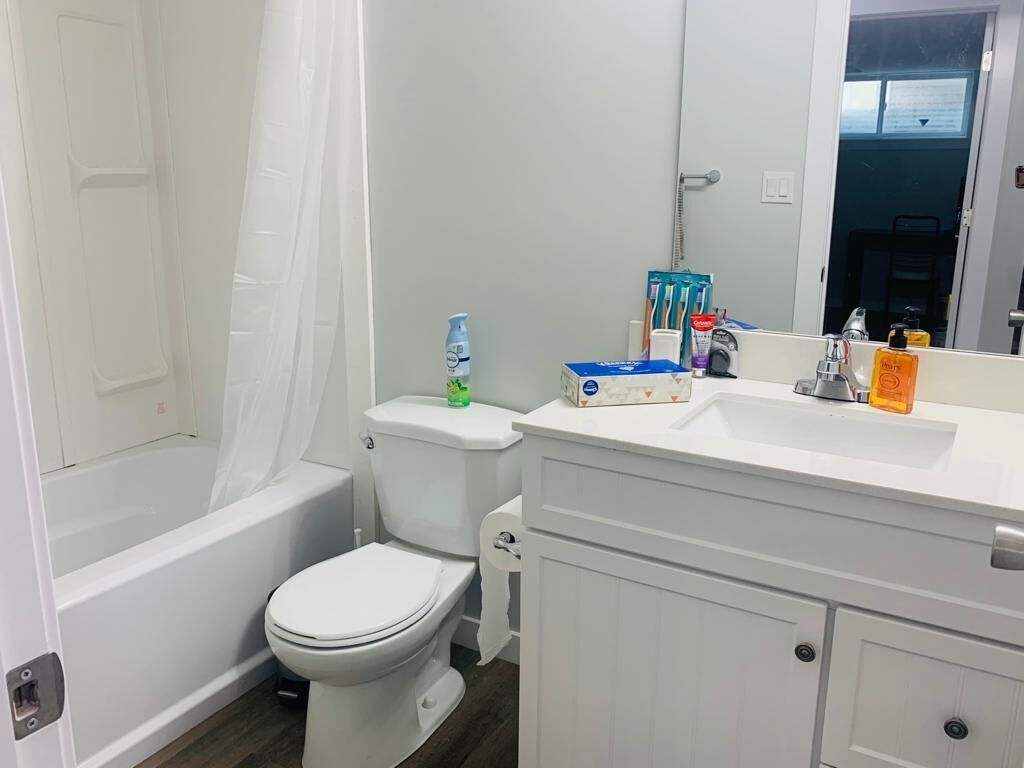 Modern 2 bedroom suite Close to Airport in Harbour Landing