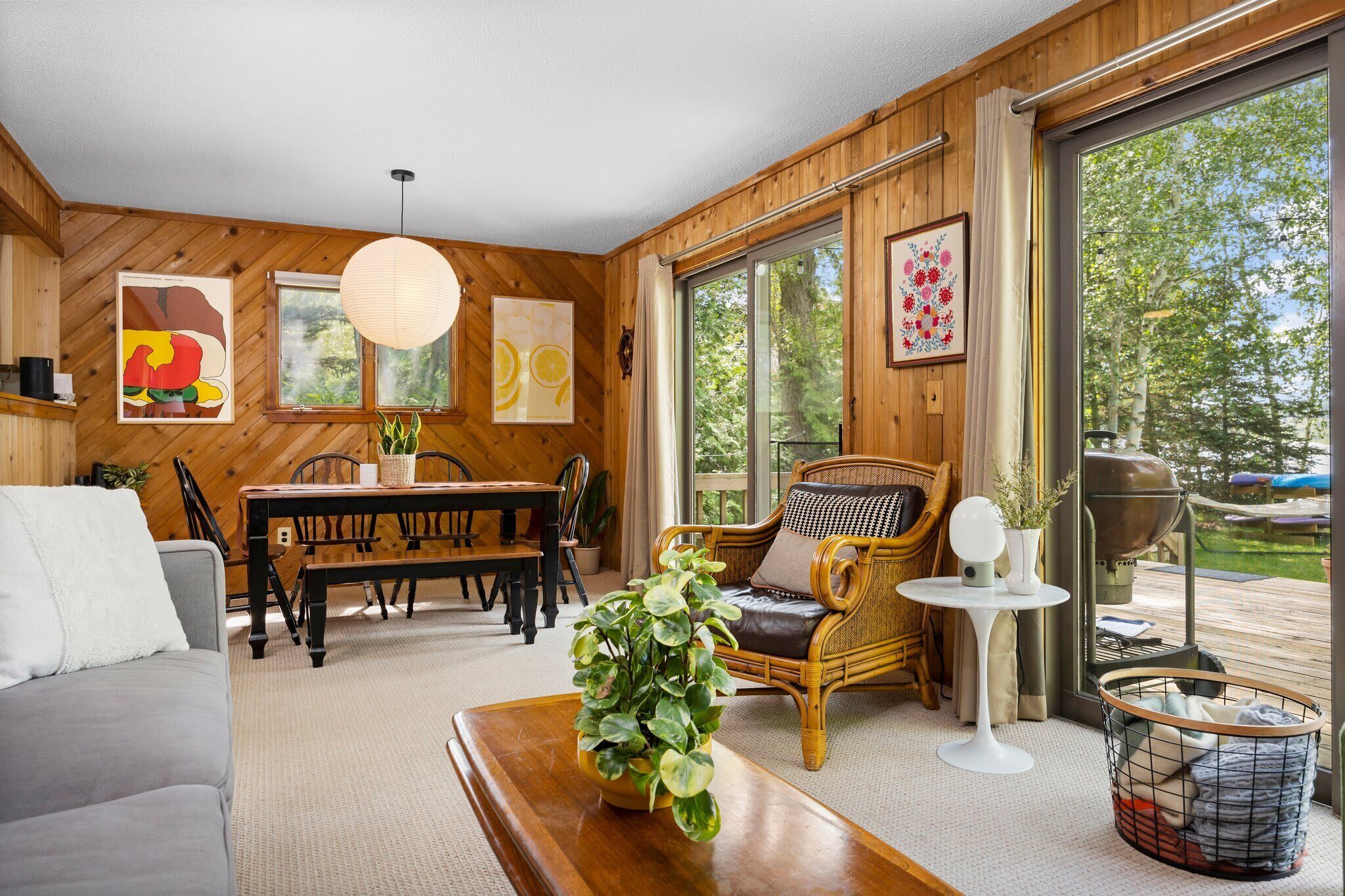 Televisión, chimenea y oficina 