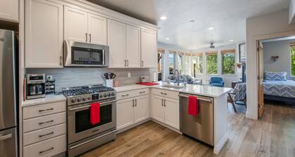 Newly renovated 2BD/2BA w/patio - near skiing & shopping - sleeps 6