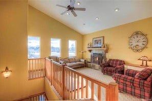 Smart TV, fireplace - Newly renovated 2BD/2BA w/patio - near skiing & shopping - sleeps 6 (Park City)