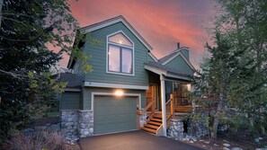 Exterior - Walk to Main & Peak 9| Hot Tub, Firepit |Mtn views (Breckenridge)