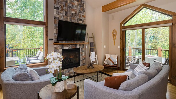 Smart TV, fireplace, video games, books - Walk to Main & Peak 9| Hot Tub, Firepit |Mtn views (Breckenridge)