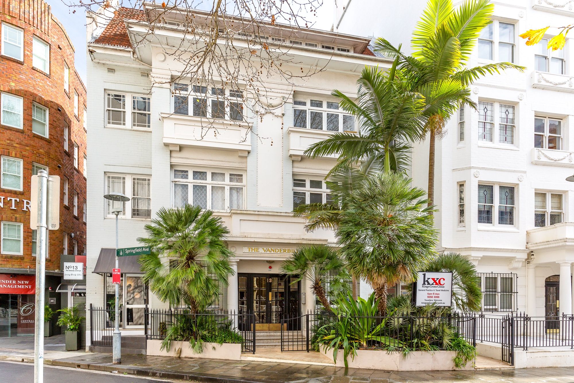 Ein Gebäude mit einem Schild für das Hotel 'THE VANDERBILT', einem Schild für die 'Kings Cross Clinic' und einem Schild für die 'SPRINGFIELD AVE'.