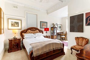 2 bedrooms, desk, iron/ironing board, WiFi