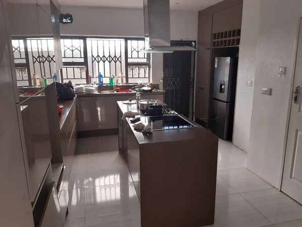 Fridge, stovetop, cookware/dishes/utensils, kitchen islands - Gets Holiday House (Harare)