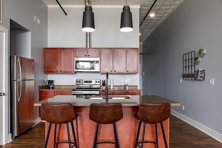 冷蔵庫、電子レンジ、オーブン、コンロ. Historic Downtown Owosso Loft