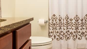 Een douche, handdoeken, toiletpapier