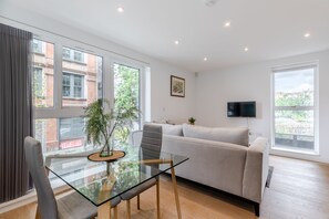 32-inch Smart TV with digital channels, TV - StayInn Shorditch (London)