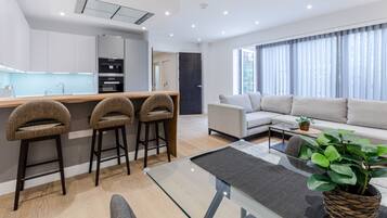 Elite Apartment | Living area | 32-inch Smart TV with digital channels, TV