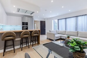 Elite Apartment | Living area | 32-inch Smart TV with digital channels, TV - StayInn Shorditch (London)