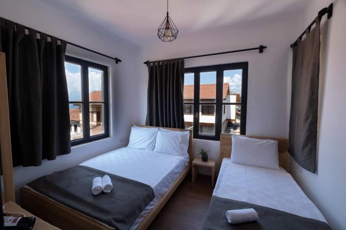 Camera Comfort | Biancheria da letto ipoallergenica, una scrivania, tende oscuranti