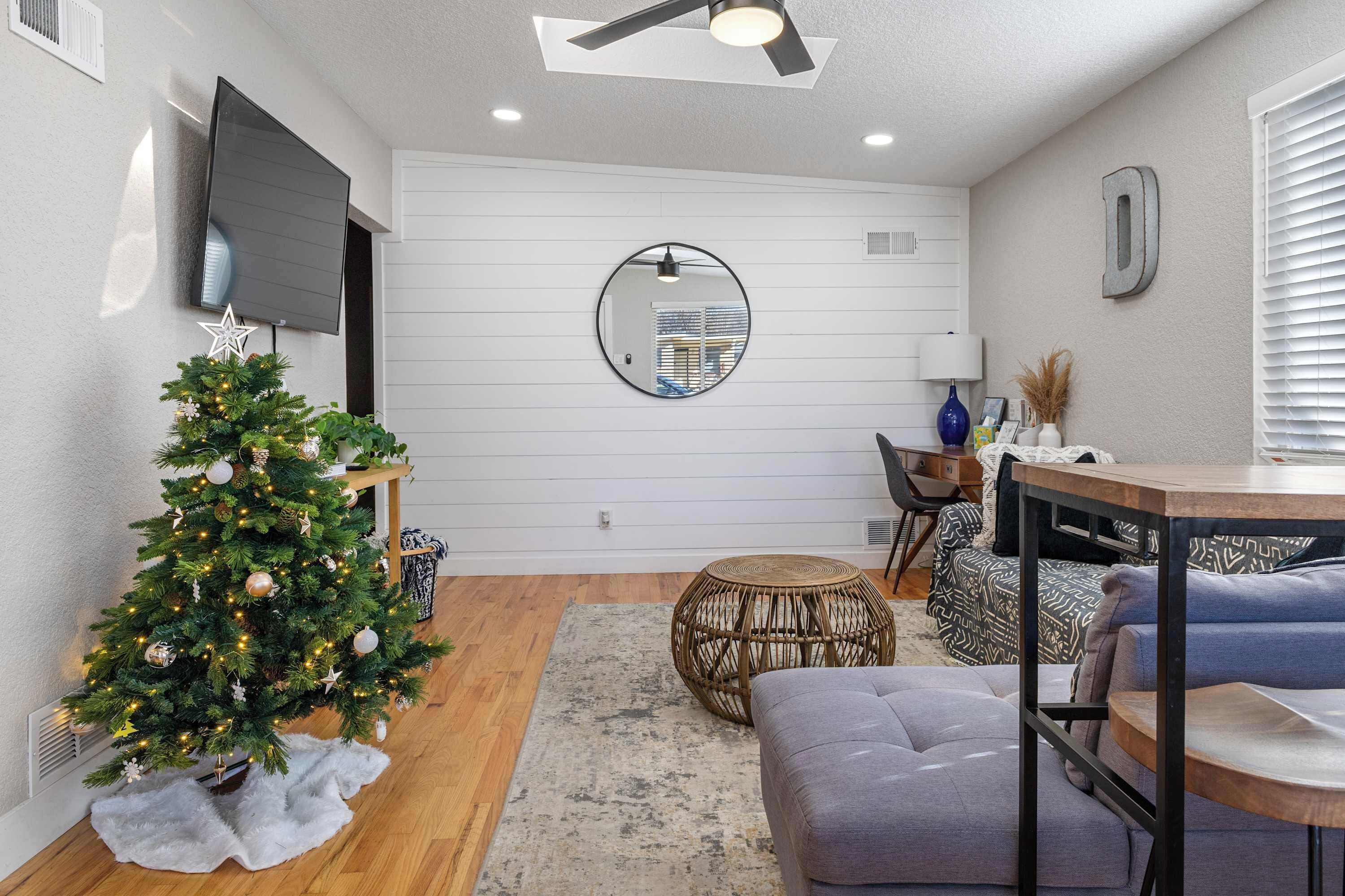 Televisie, een open haard en een kantoor