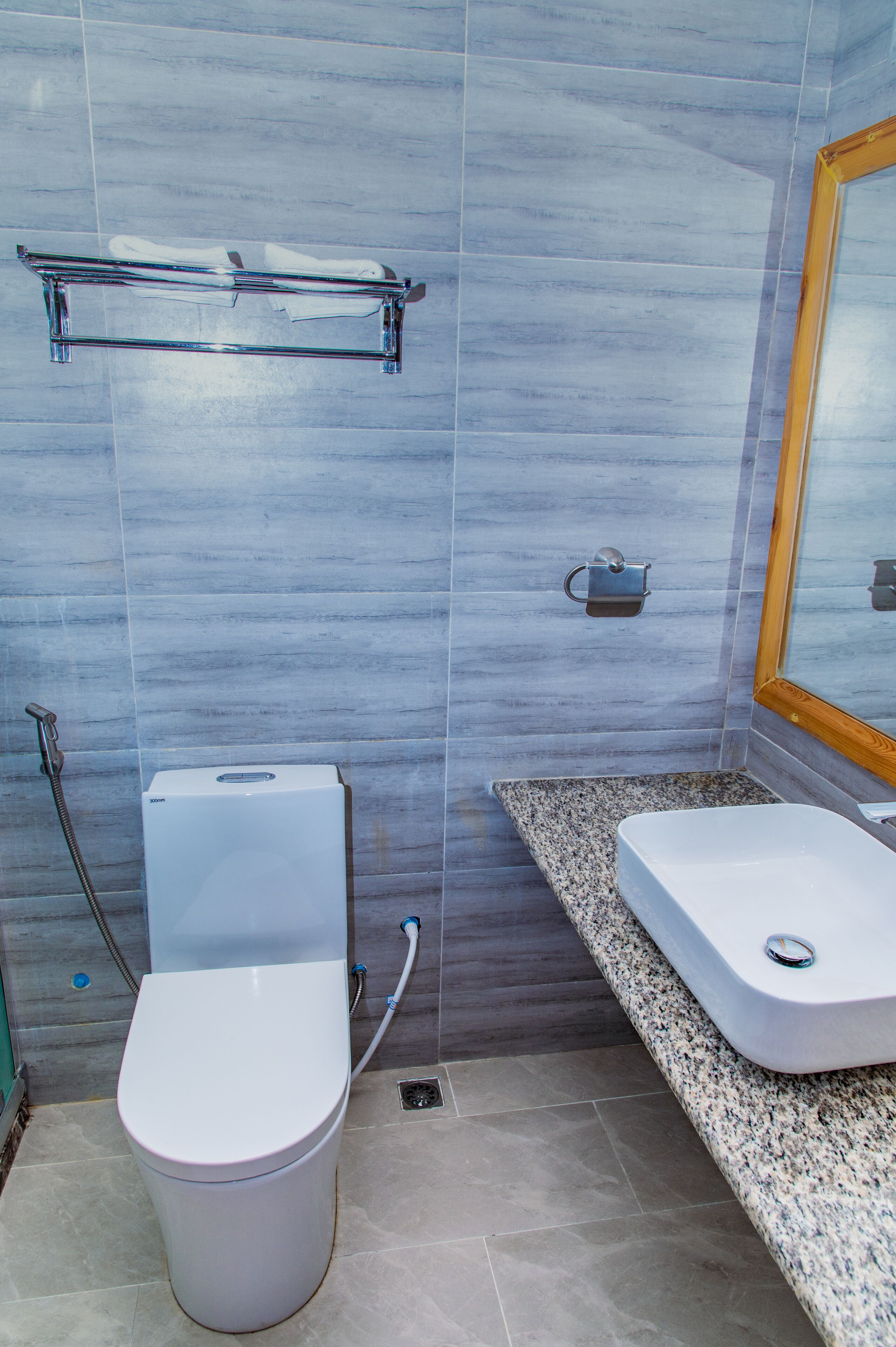 Un bagno con il water, un lavandino e uno specchio.