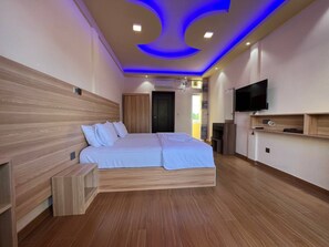 Premium bedding, pillowtop beds, free minibar items, in-room safe - Aasna Inn (Thulusdhoo Island)
